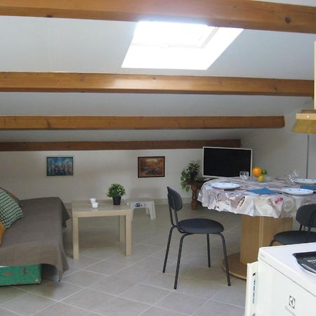 T 2 Avec Velux Sous Les Combes De 34 M2 Appartement La Londe-les-Maures Buitenkant foto